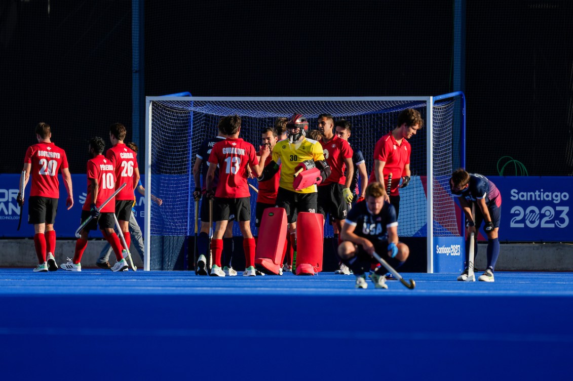 Équipe Canada célèbre après avoir battu les États-Unis lors de la finale de la médaille de bronze du hockey sur gazon