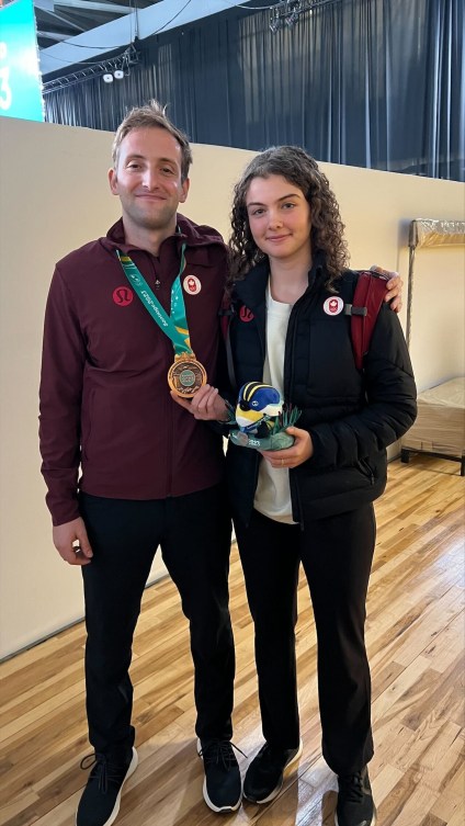 Tamar et Shaul Gordon posent avec sa médaille de bronze.