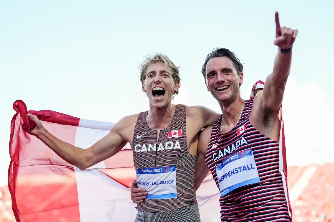 Deux athlètes avec le drapeau canadien.