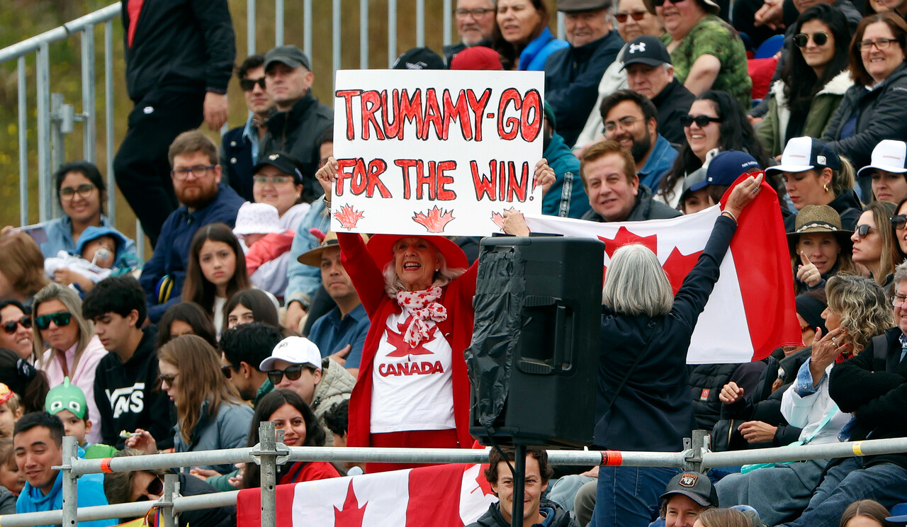 Des supporters canadiens avec des pancartes.