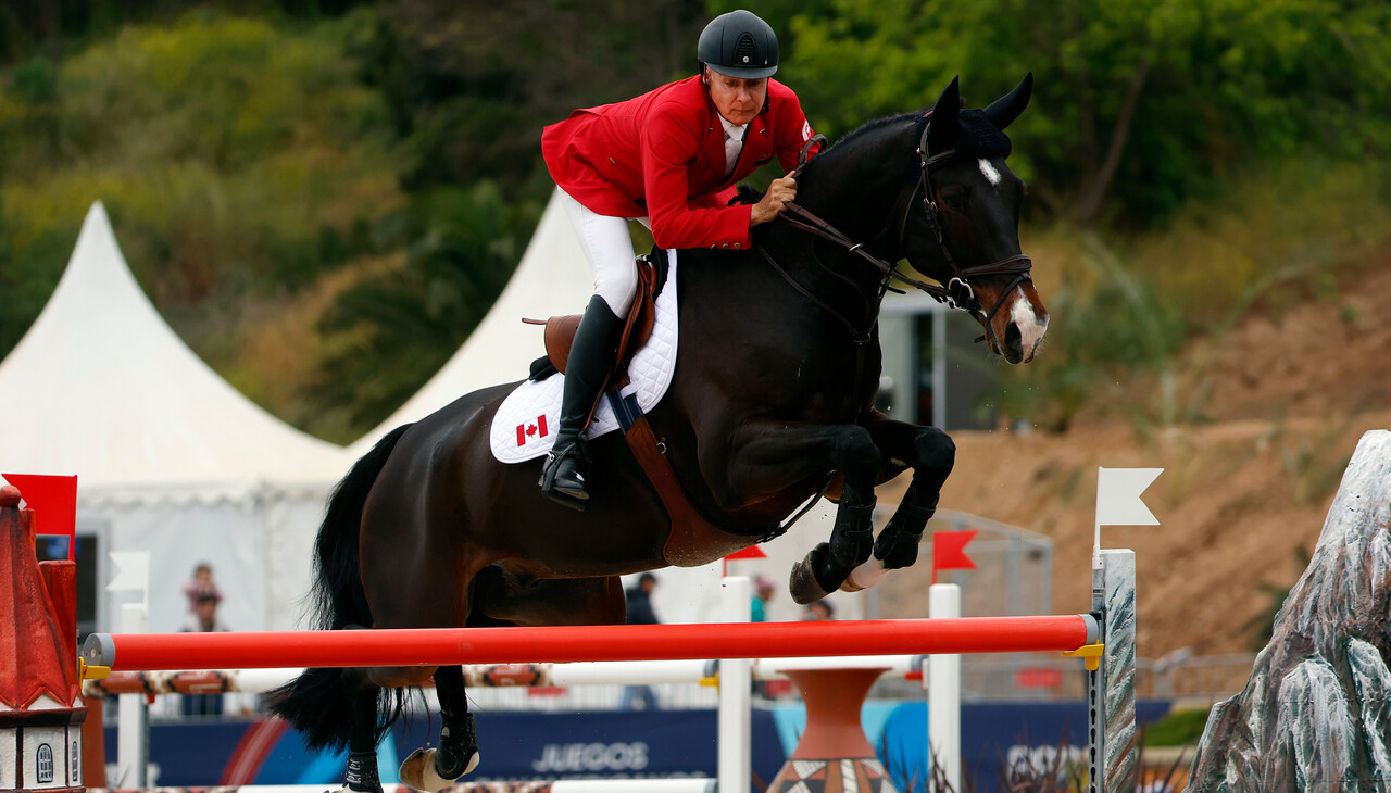 Mario Deslauriers dans l'épreuve de saut d'obstacles.