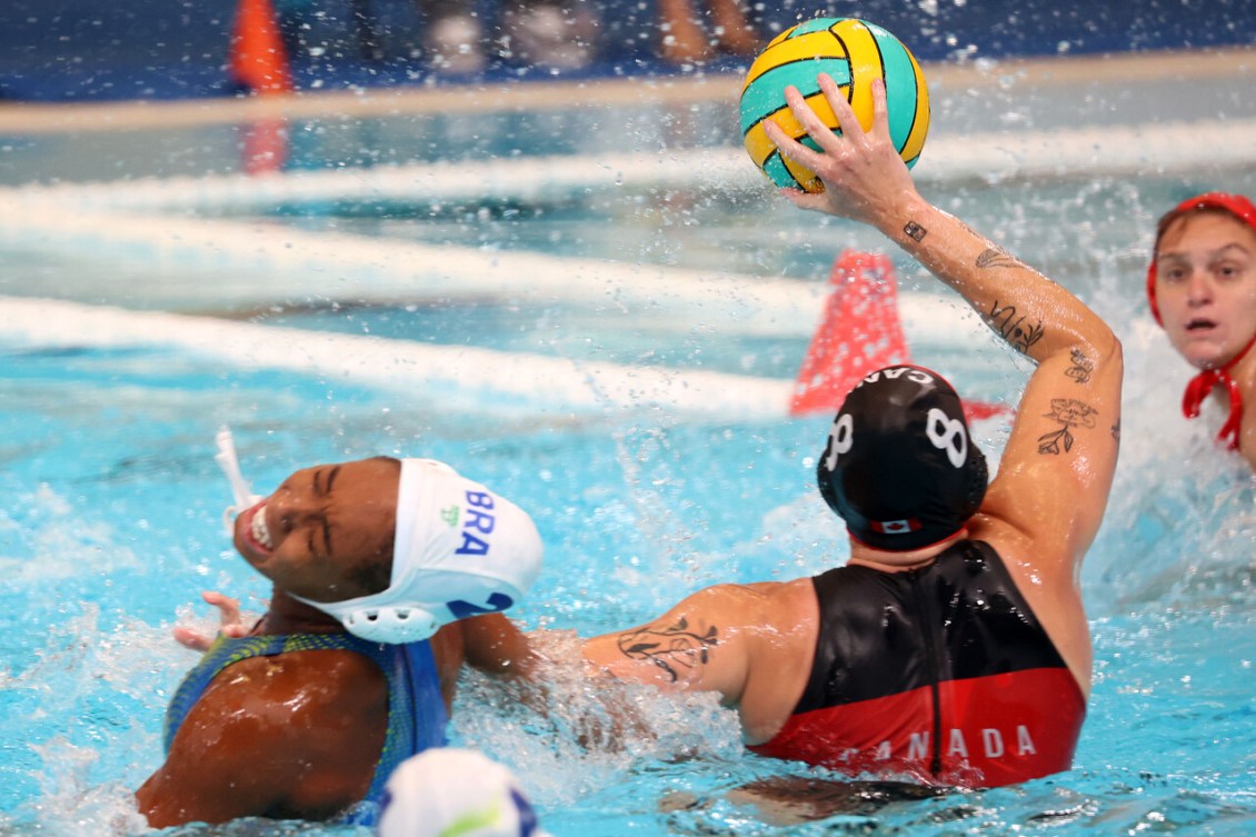 Elyse Lemay Lavoie affronte une joueuse brésilienne, avec le ballon dans sa main droite.
