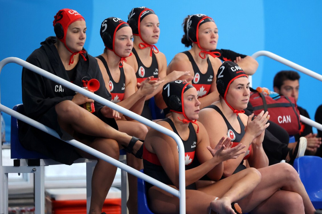 Des membres de l'équipe féminine canadienne de water-polo regardent la demi-finale contre le Brésil