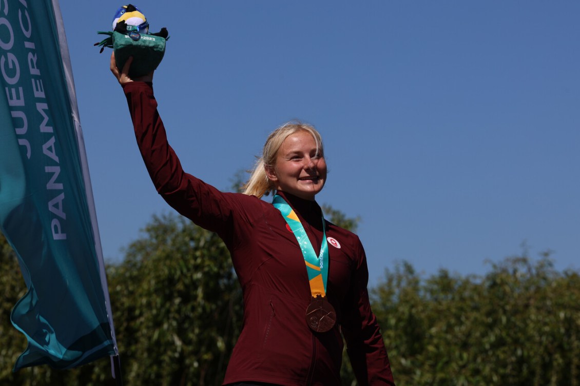 Sophia Jensen, médaille de bronze au coup, pose pour une photo.