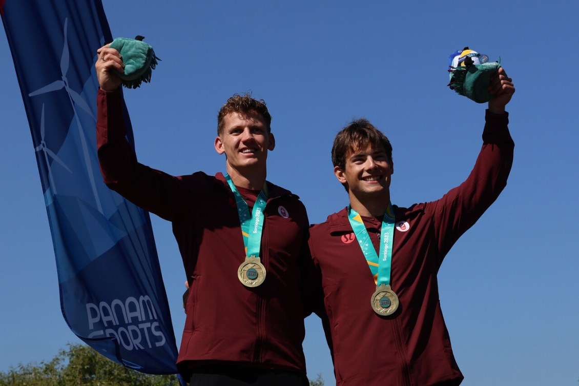 Ian Gaudet et Simon McTavish, médailles à leur coup, pose à deux pour une photo.