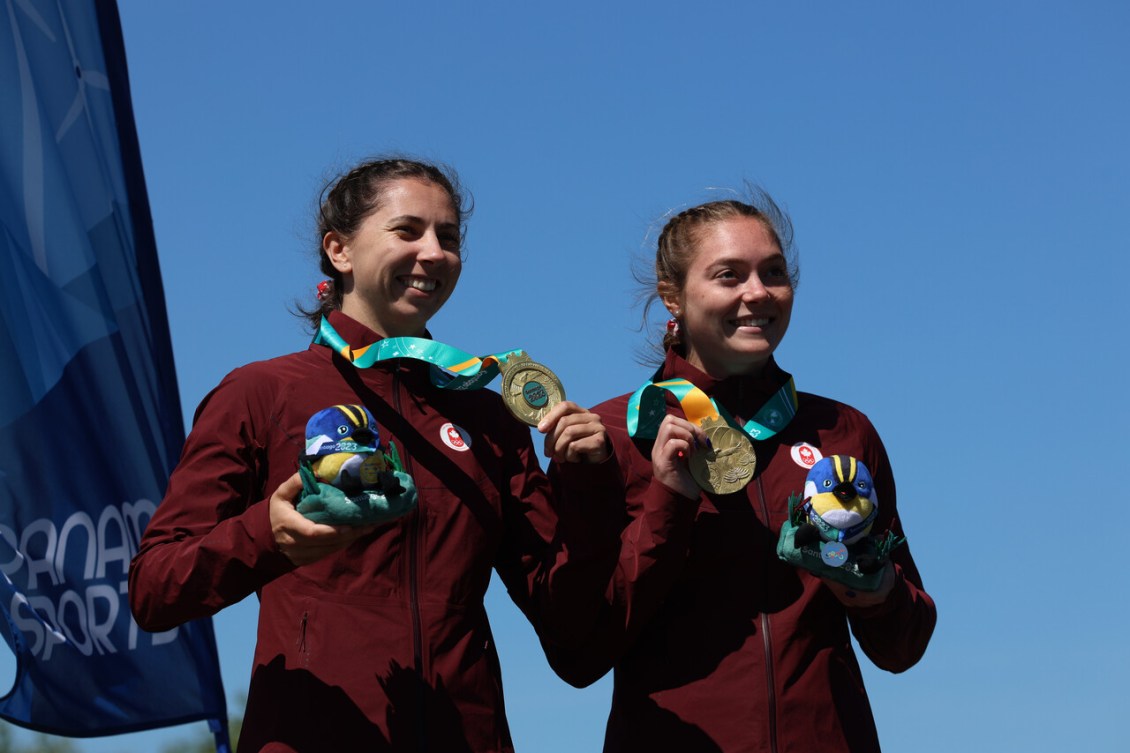 Katie Vincent et Sloan MacKenzie posent avec leur médaille d'or. 