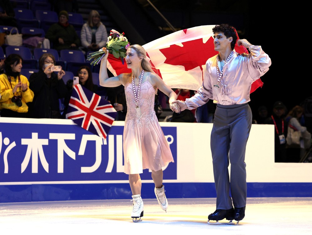 Piper Gilles et Paul Poirier célèbrent leur médaille d'or sur la glace.