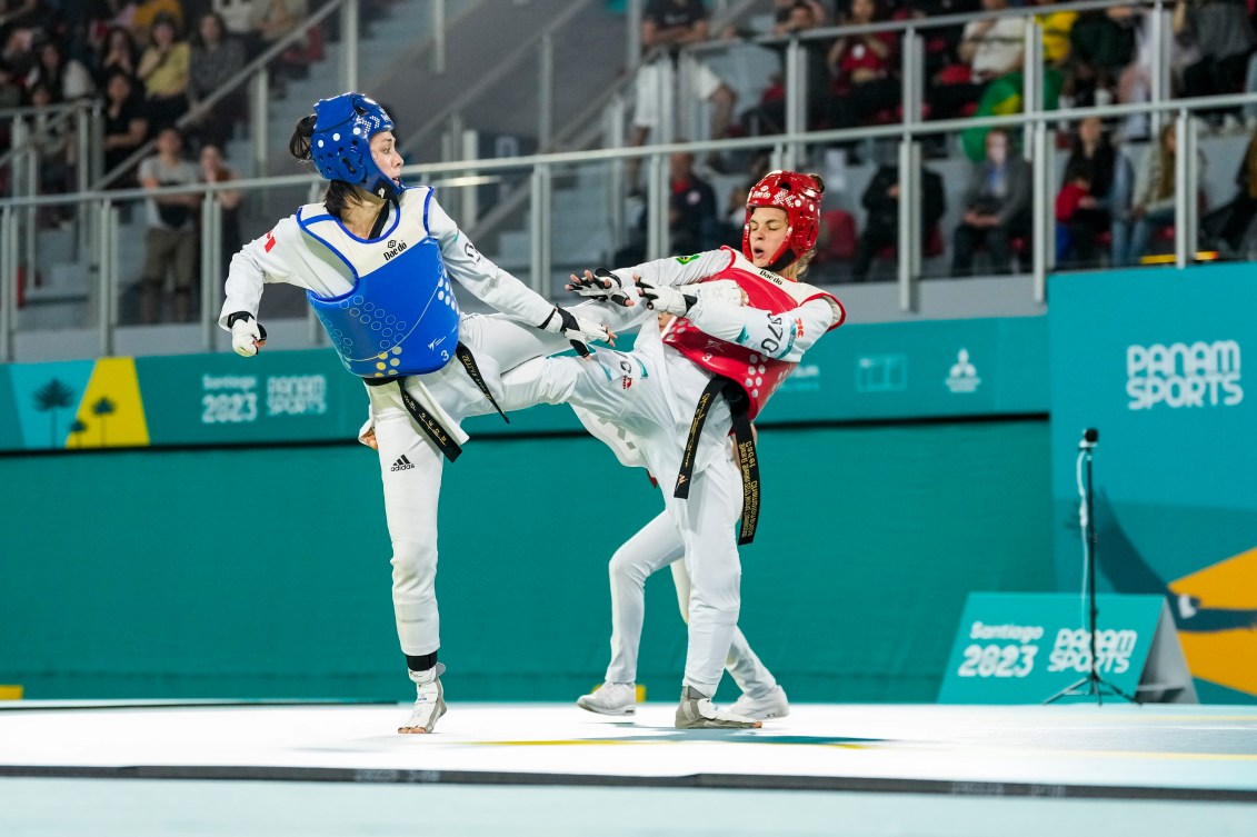 Skylar Park prend part à un combat de taekwondo.