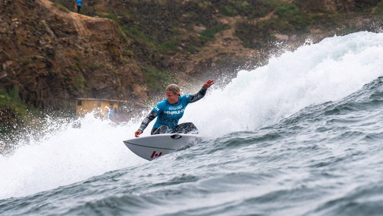 Sanoa Dempfle-Olin surfe sur une vague.