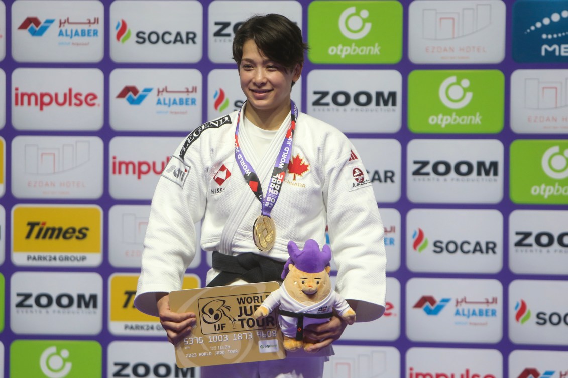 Christa Deguchi avec sa médaille d'or autour du cou.