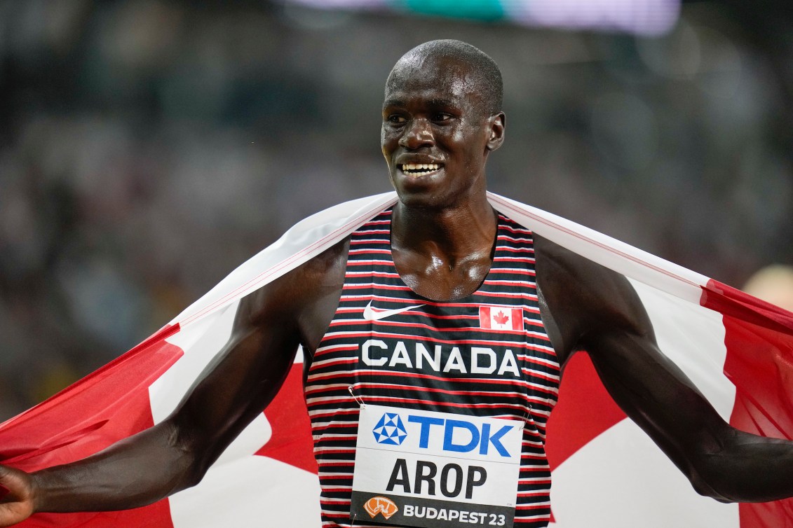 Marco Arop avec le drapeau canadien sur les épaules.