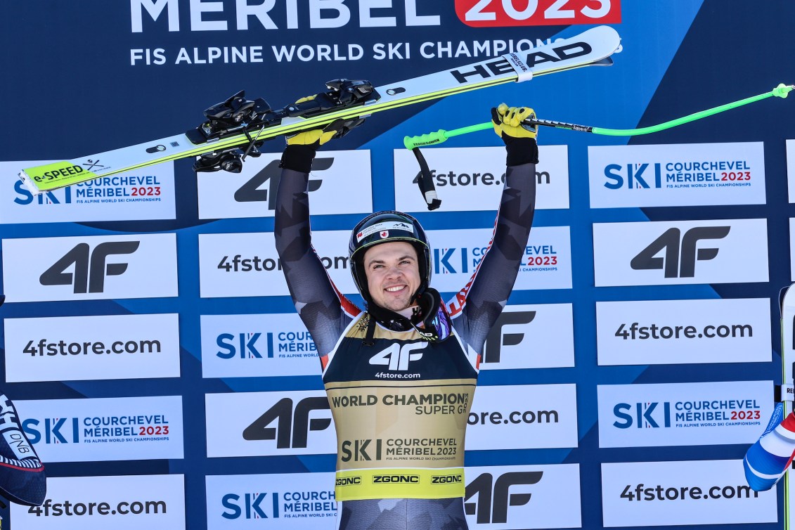 James Crawford lève les bras sur le podium. 