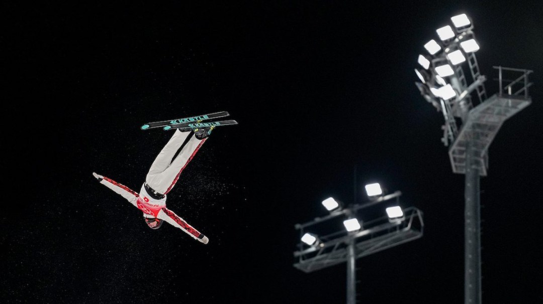 Marion Thénault effectue un saut acrobatique.