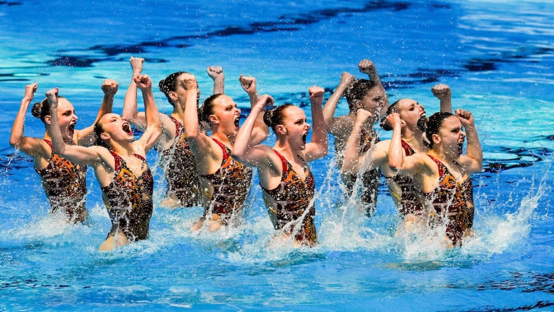 Huit nageuses artistiques font une performance.