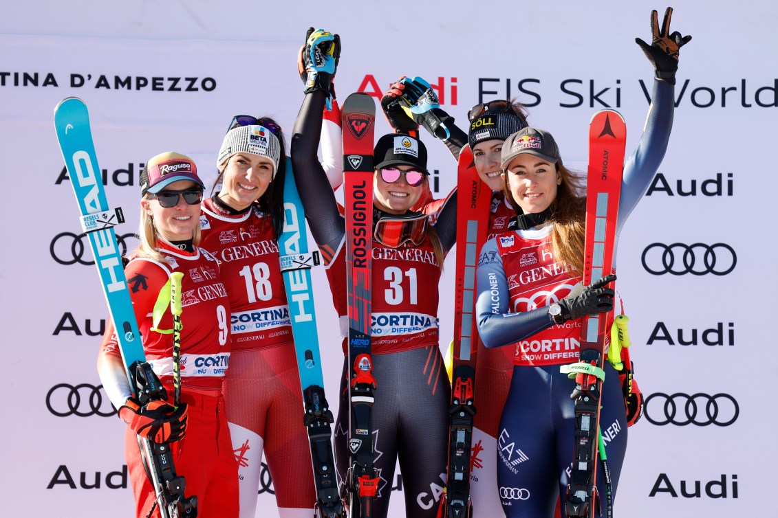 Cinq skieuses célèbrent sur le podium. 