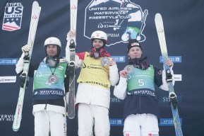 Mikaël Kingsbury sur le podium de la Coupe du monde de ski des bosses.