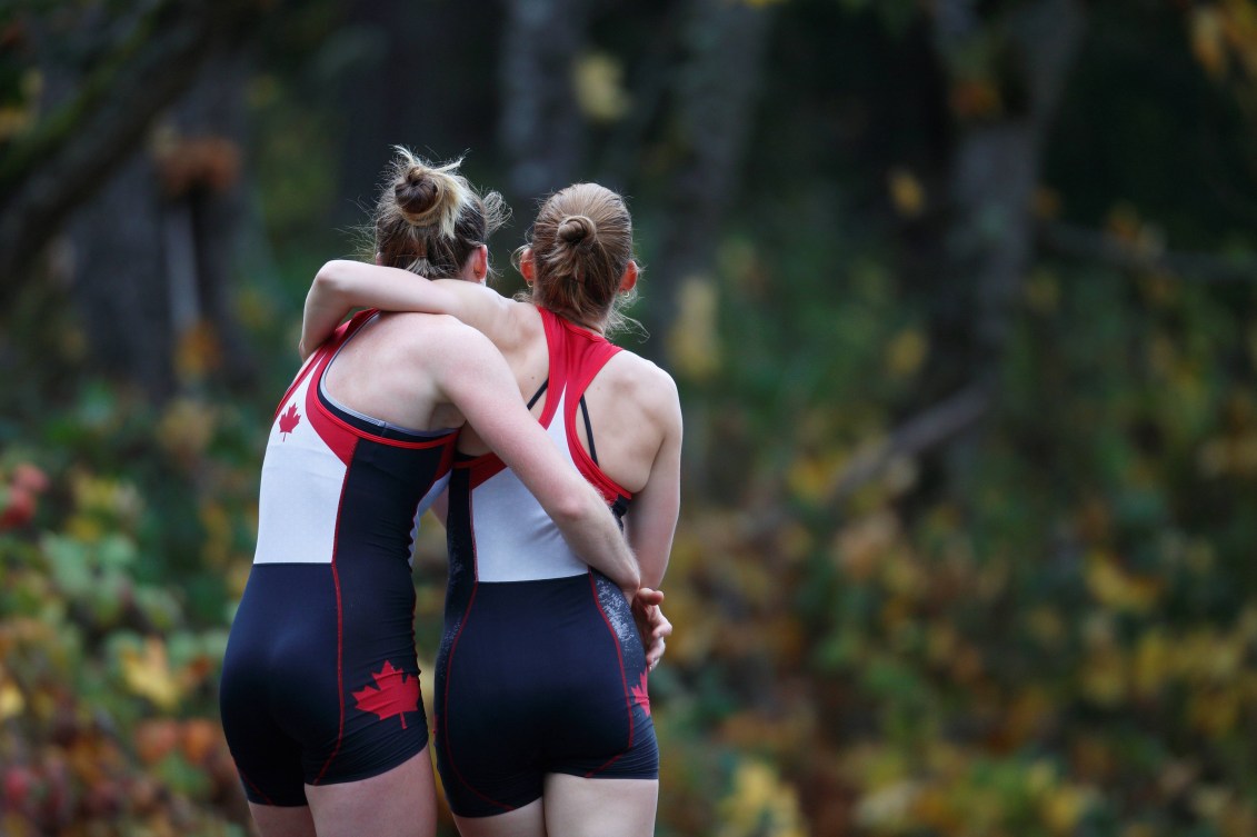 Jill Moffatt et sa coéquipière Jenny Casson se serrent dans leurs bras. 