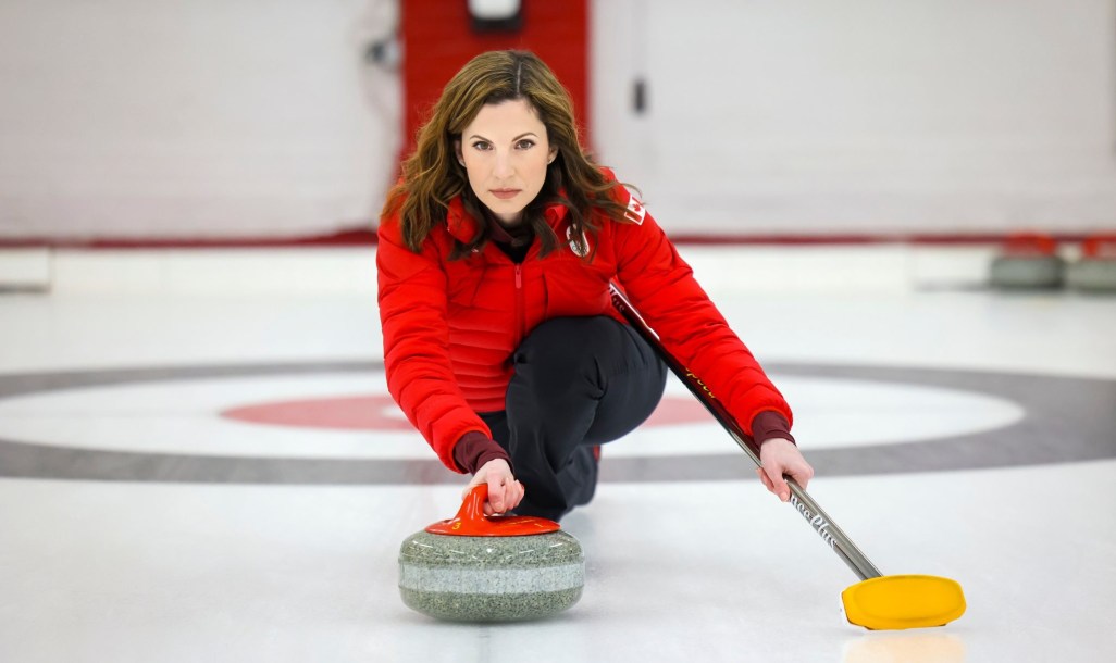 Lisa Weagle lance une pierre de curling.