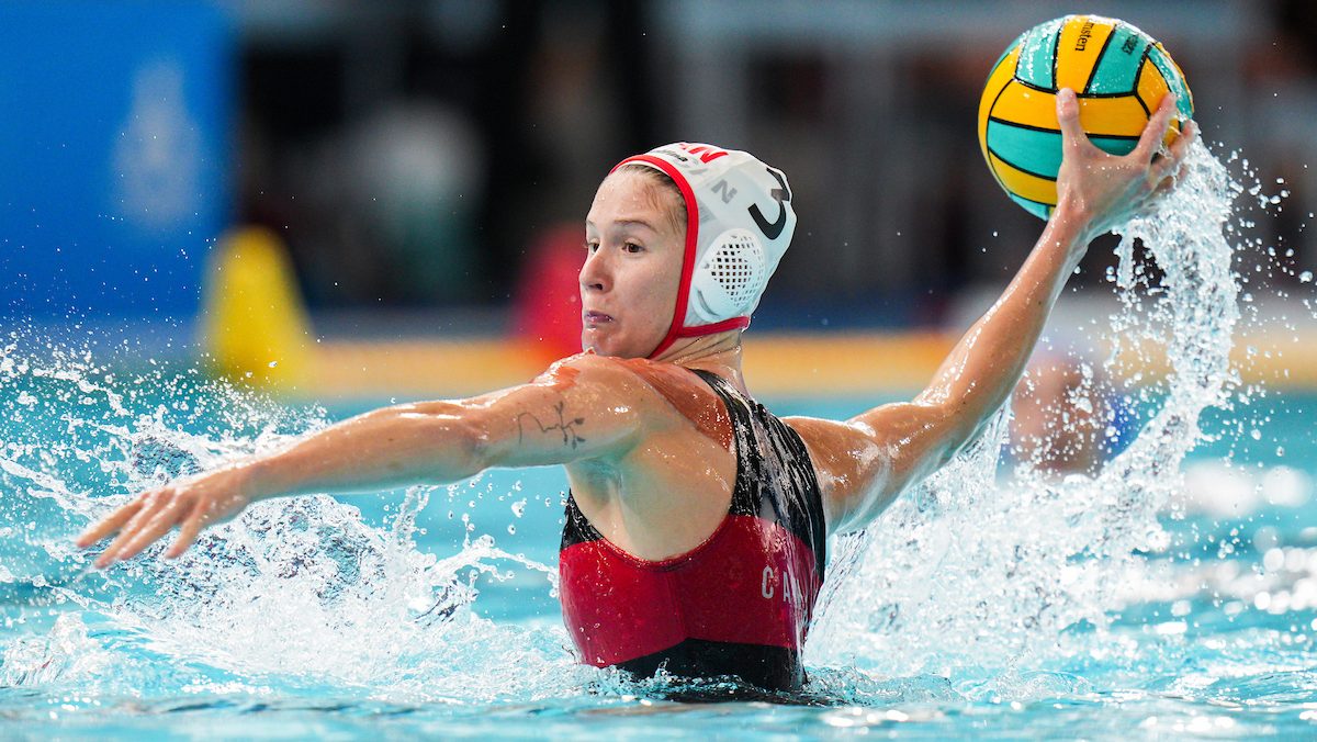 Axelle Crevier lance le ballon de water-polo lors d'un match.