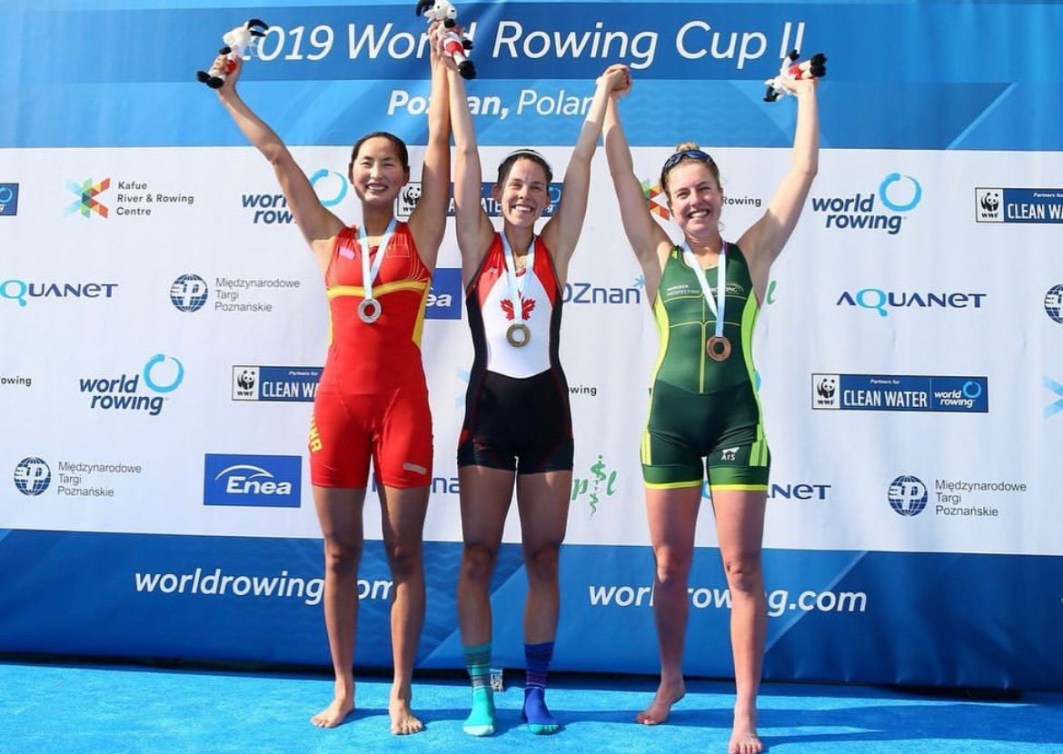 Jill Moffatt sur le podium à une Coupe du monde d'aviron en 2019.