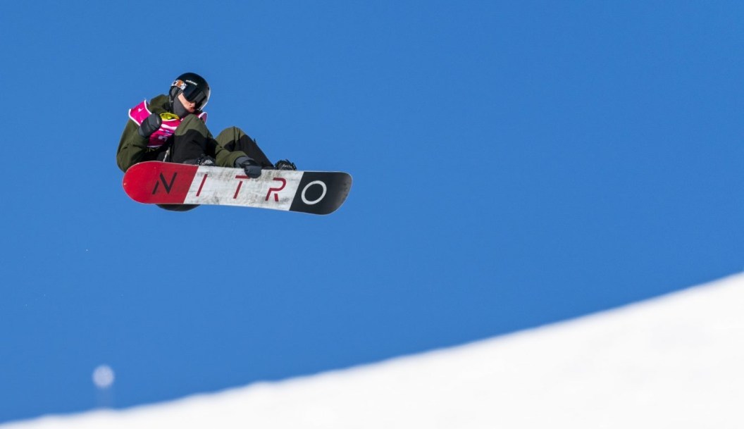 Un athlète de snowboard dans les airs.