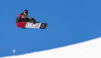 Un athlète de snowboard dans les airs.