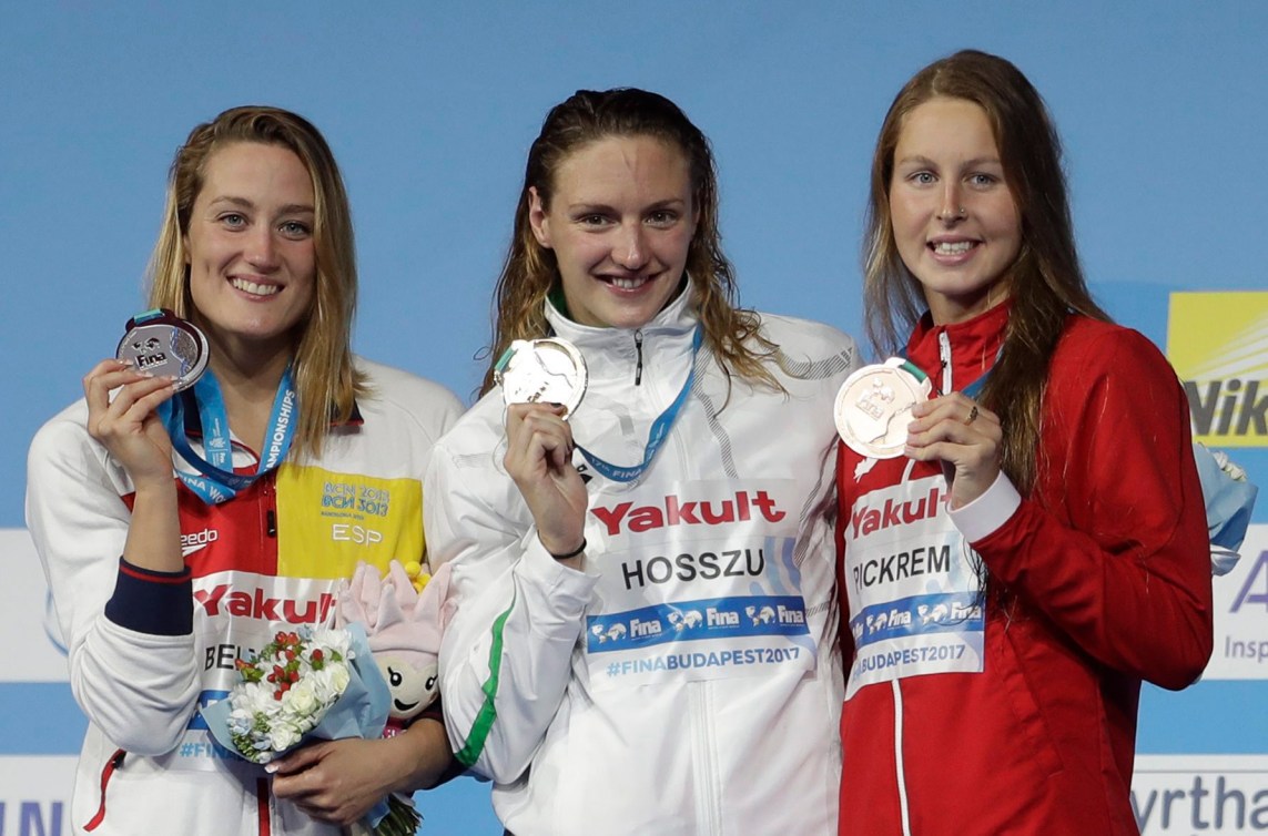 Des médaillées sur le podium. 