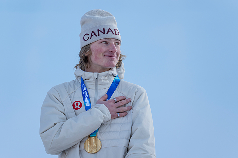 Un athlète avec une médaille d'or autour du cou.