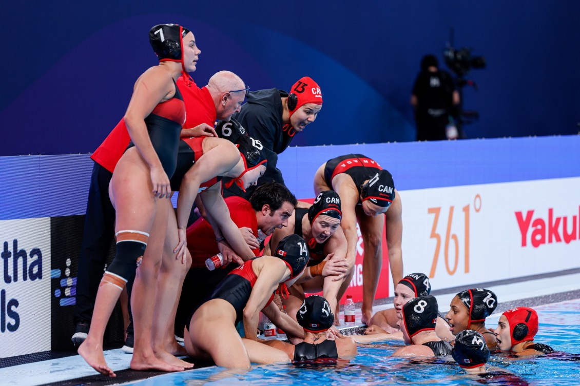 L'équipe féminine de water-polo dans l'eau. 