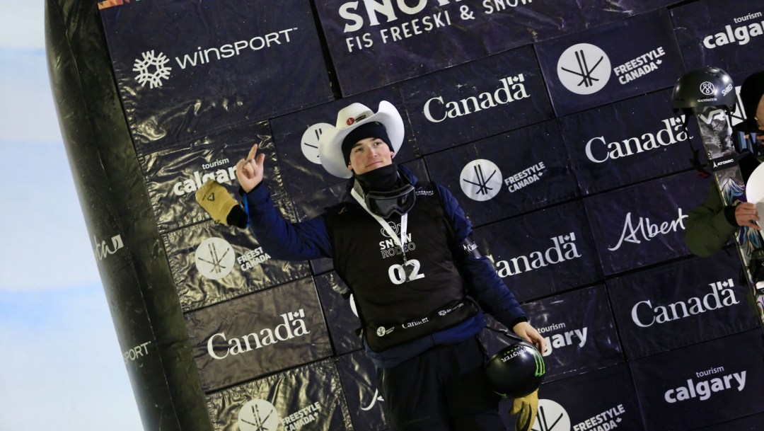 Un athlète de ski sur le podium.