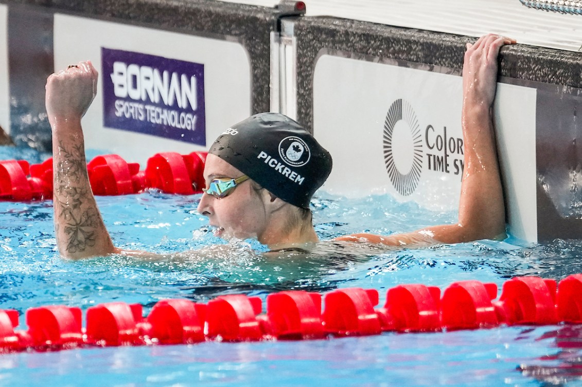 Sydney Pickrem lève le bras à la fin d'une course. 