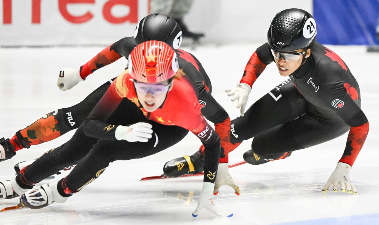 Renée Marie Steenge patinage lors d'une course.