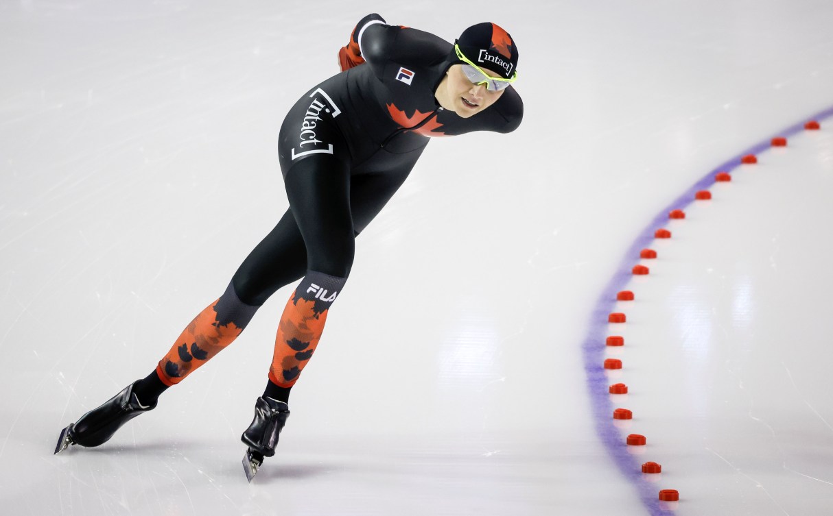 Isabelle Weidemann patine sur l'anneau de glace.