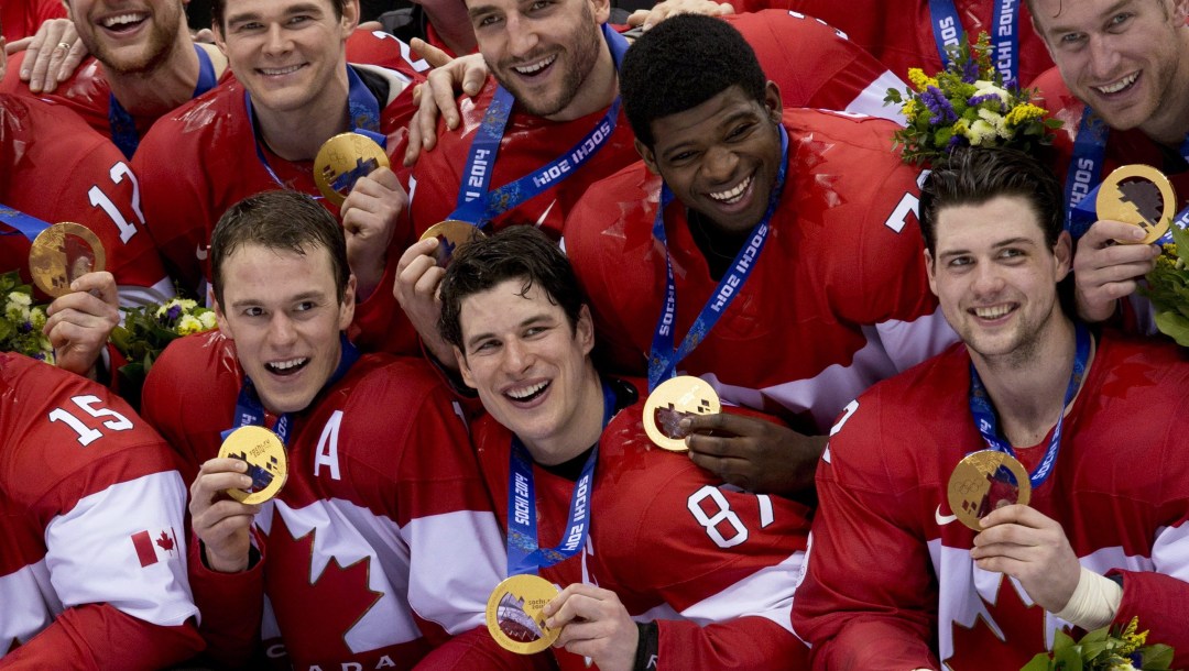 Des joueurs de hockey masculin avec leur médaille d'or de Vancouver 2010.