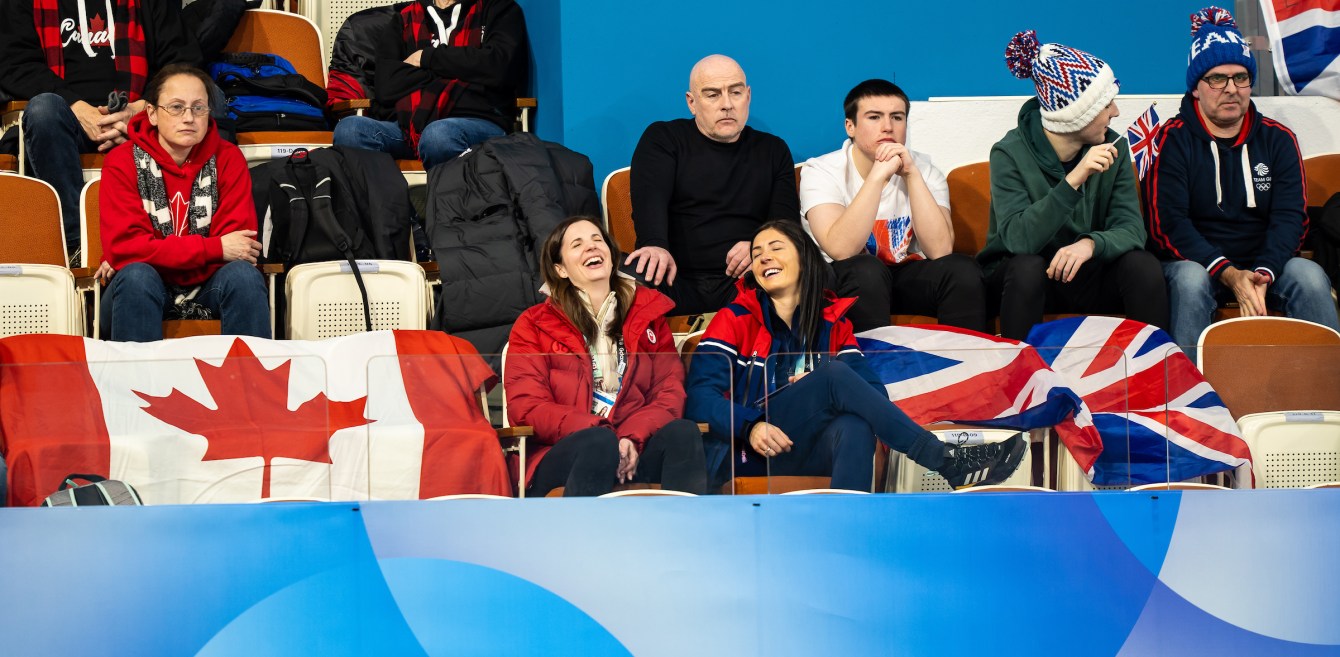 Le Chef de mission d'Équipe Canada est assis aux côtés de la Chef de mission de Team GB.