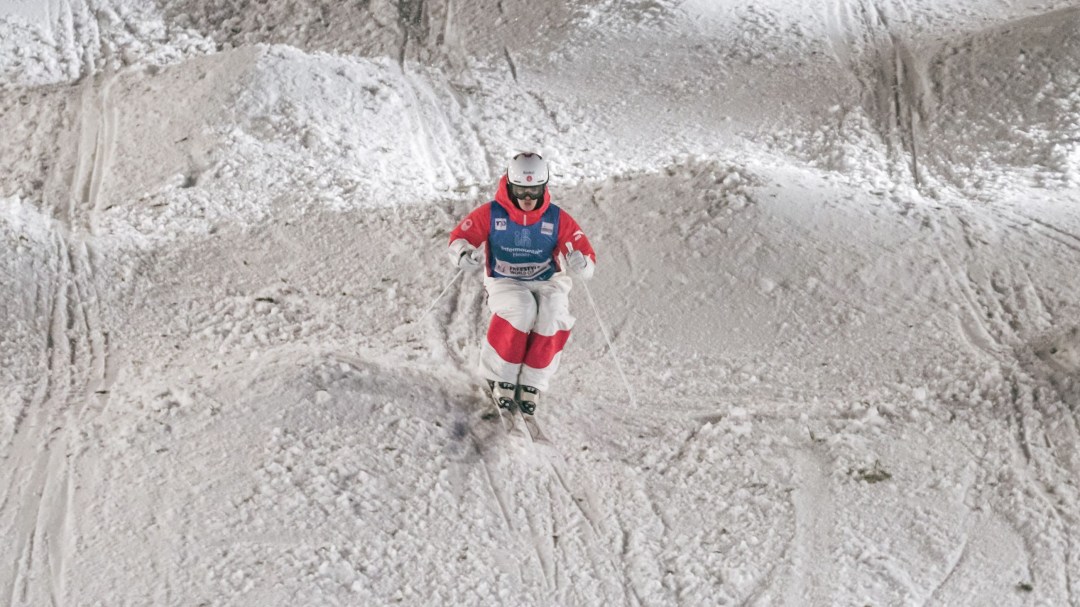 Mikaël Kingsbury skie dans les bosses.