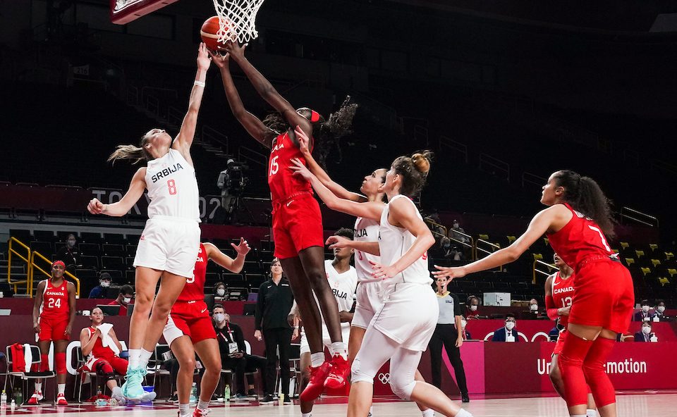 Des joueuses de basketball se disputent le ballon lors d'un match.