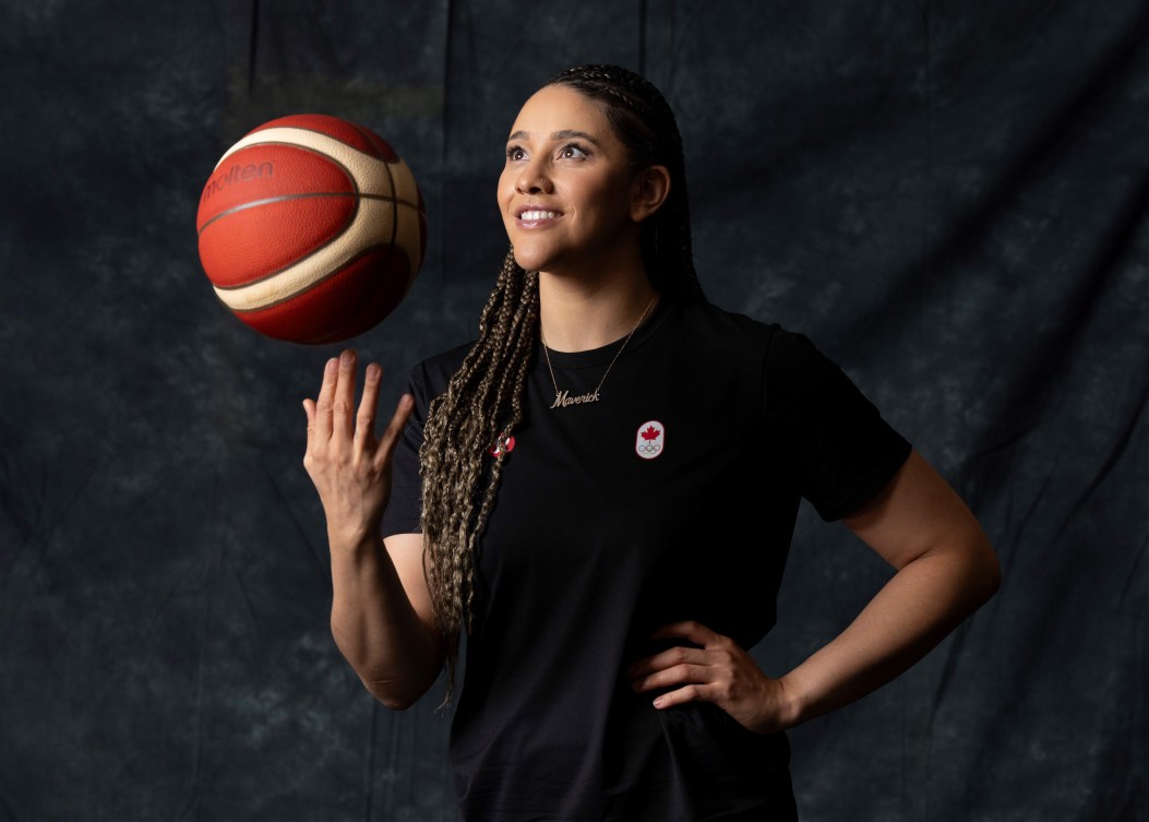 Natalie Achonwa pose avec un ballon de basketball.