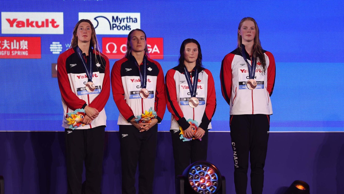 Quatre nageuses posent sur le podium. 