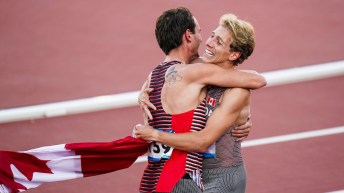 Deux athlètes se serrent dans leurs bras.