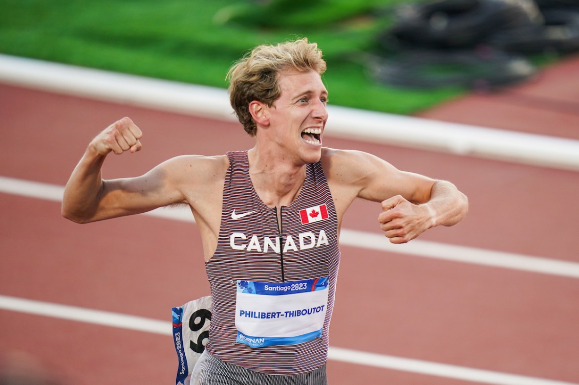 Charles Philibert-Thiboutot lève le poing dans les airs.