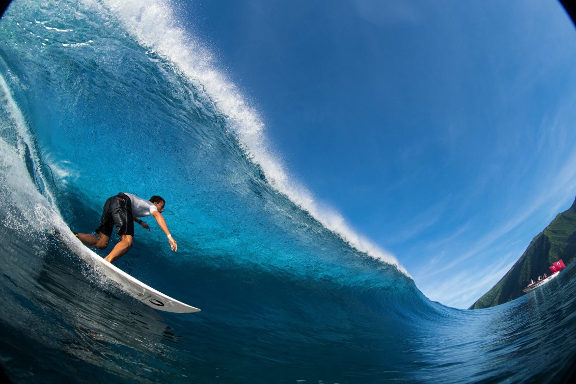Un surfeur dans une vague.