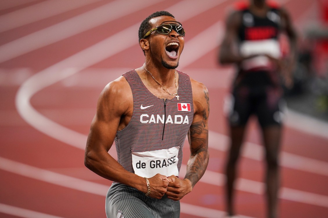 Le sprinteur Andre De Grasse célèbre.