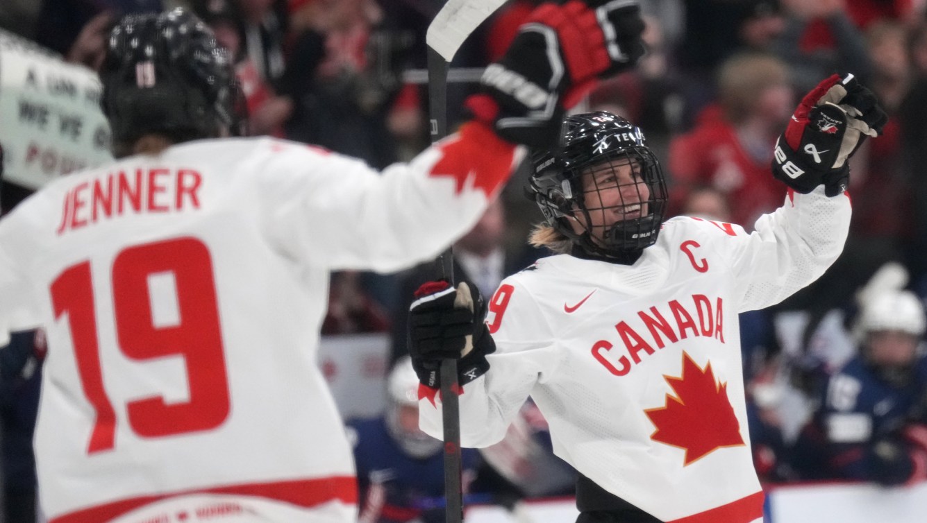 Marie-Philip Poulin célèbre un but pendant un match.