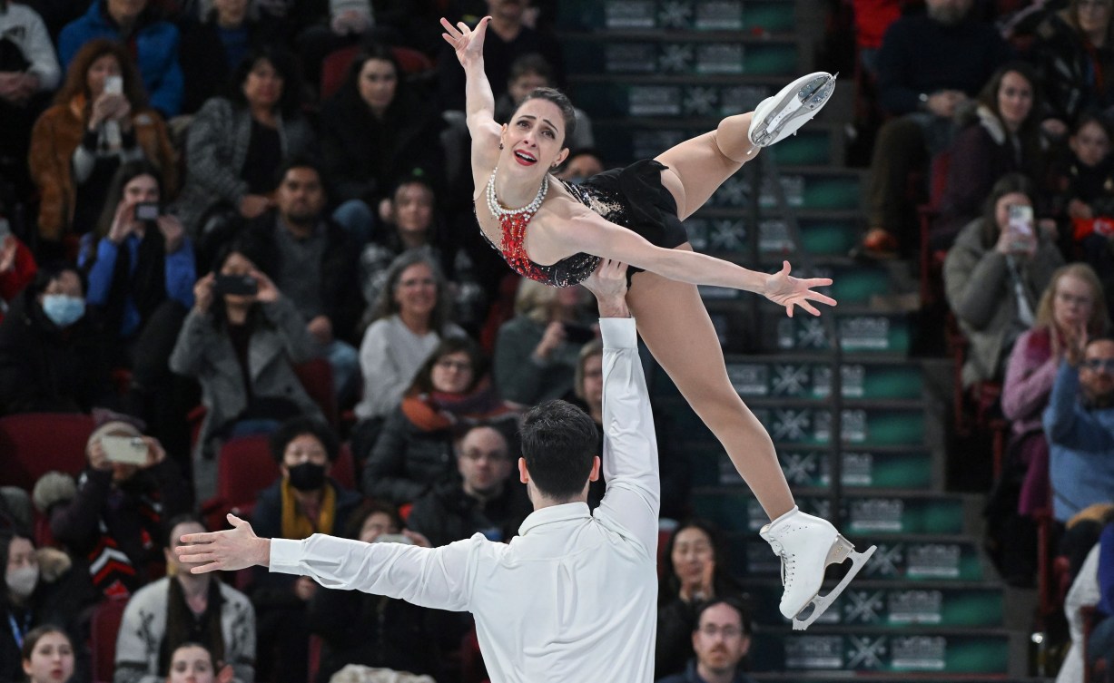 Deanna Stellato-Dudek et Maxime Deschamps exécutent une portée.