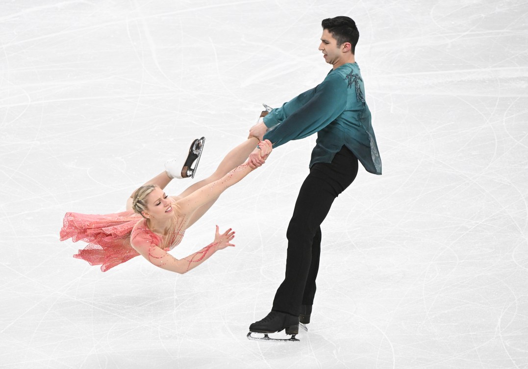 Marjorie Lajoie et Zachary Lagha dansent sur la glace.
