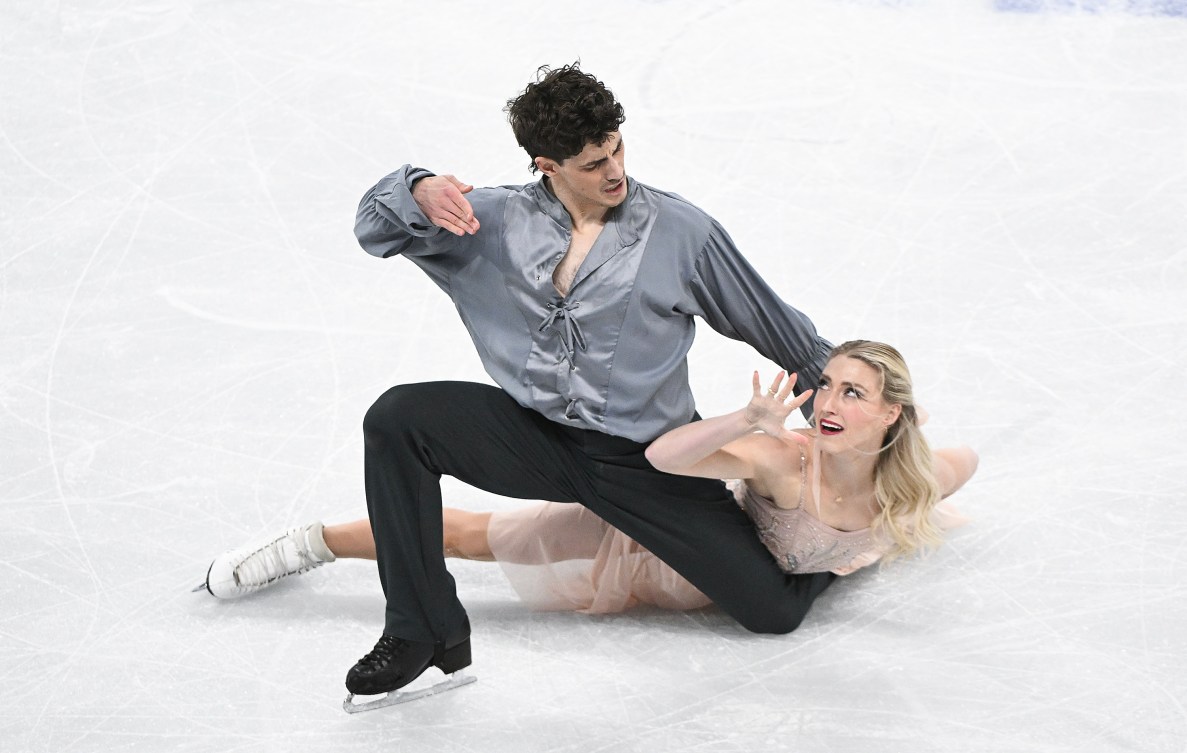 Piper Gilles et Paul Poirier sur la glace, en pleine performance.