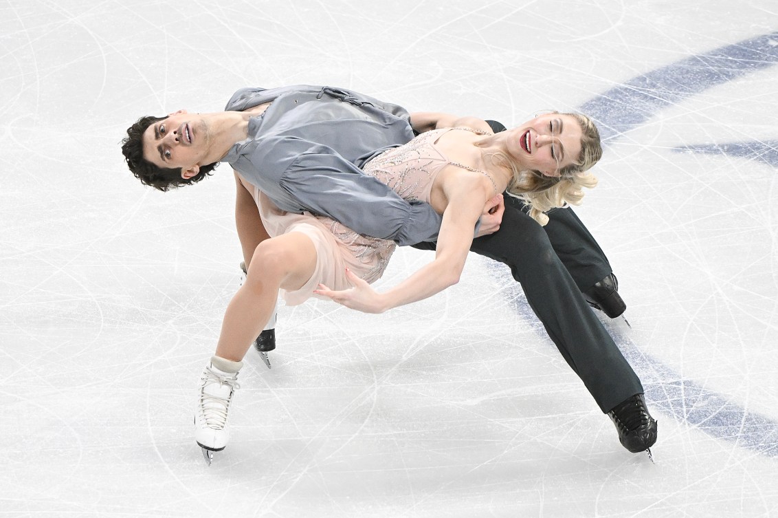 Piper Gilles et Paul Poirier dansent sur la glace.