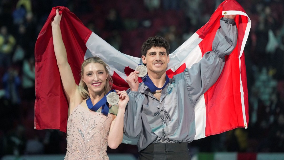 Piper Gilles et Paul Poirier, soulevant le drapeau canadien