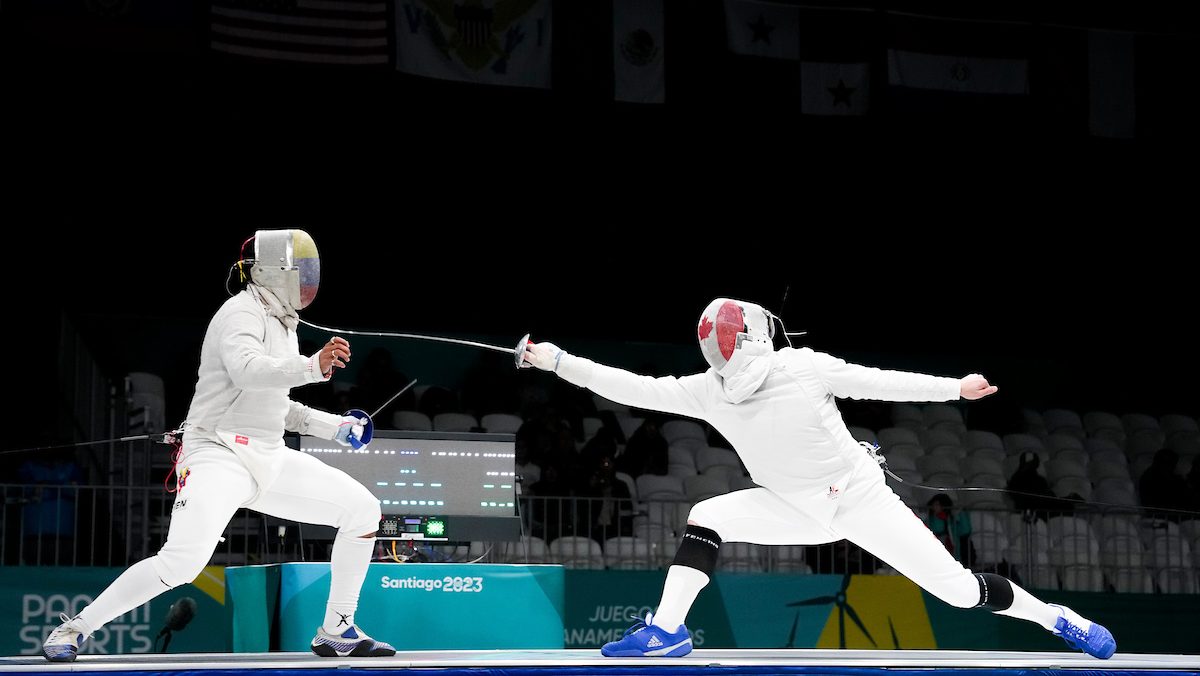 Fares Arfa réalise une touche lors d'un match de sabre.